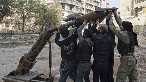terroristas se disponen a disparar un proyectil en Alepo